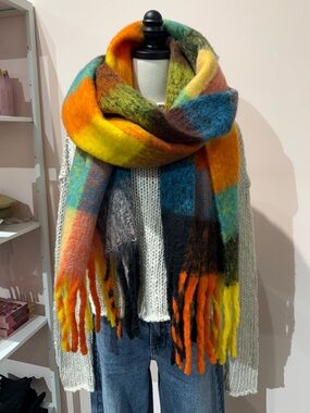 NWT Park and Buzz Layer Up Cozy Plaid Blanket Scarf